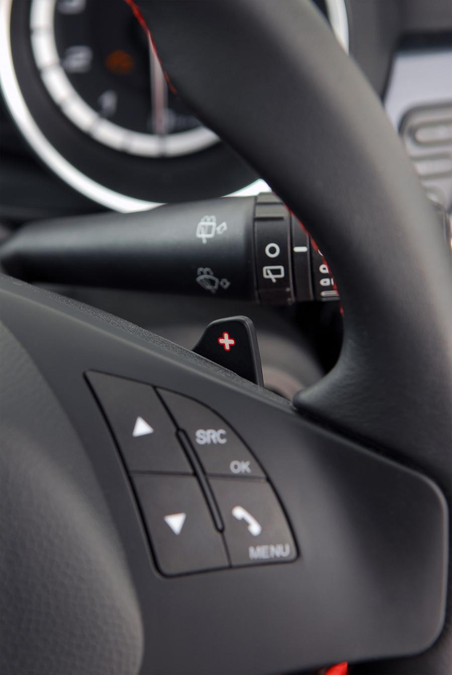 Детали интерьера Alfa Romeo Giulietta 2012 года  (UK) (фото 21 из 56)
